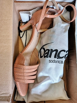 Imagem de OUTLET - BL72 - Sandália sola camurça salto 7cm - 40 - Bege Serpente - Só Dança
