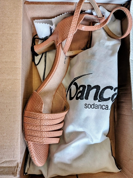 Picture of OUTLET - BL72 - Sandália sola camurça salto 7cm - 40 - Bege Serpente - Só Dança